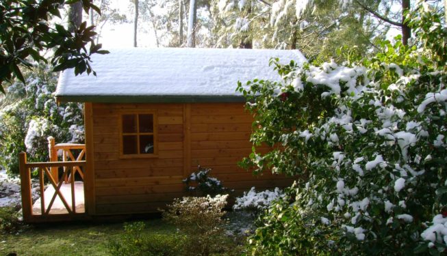 Cabane en bois toit enneigé