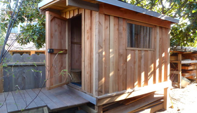 Cabane en bois naturel pour enfants