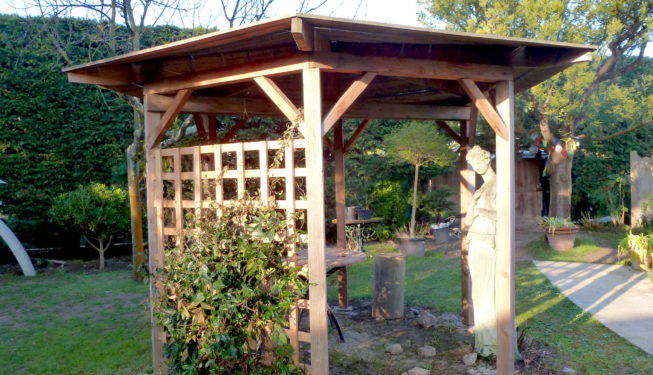 Kiosque en bois naturel